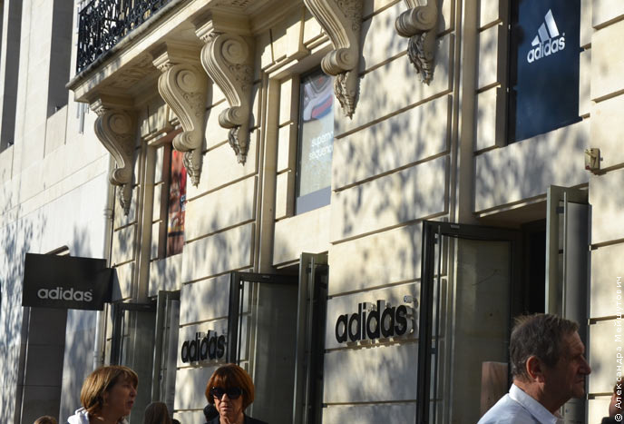 Магазин Адидас в Париже.