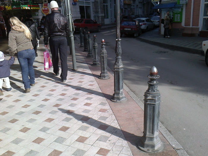 тротуарные столбики в Ялте